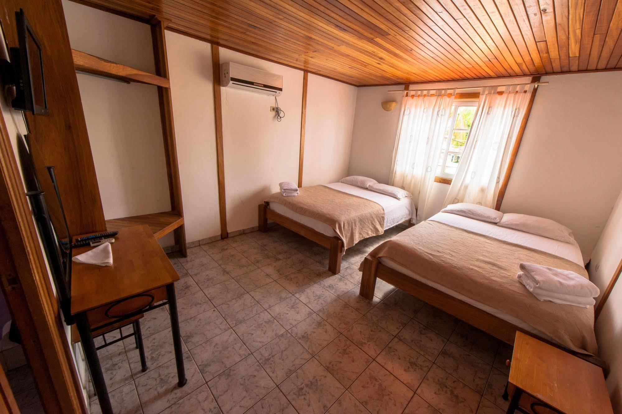 Hotel Posada Los Delfines Bocas del Toro Extérieur photo