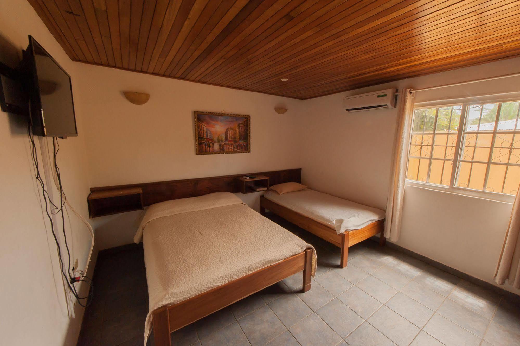 Hotel Posada Los Delfines Bocas del Toro Extérieur photo